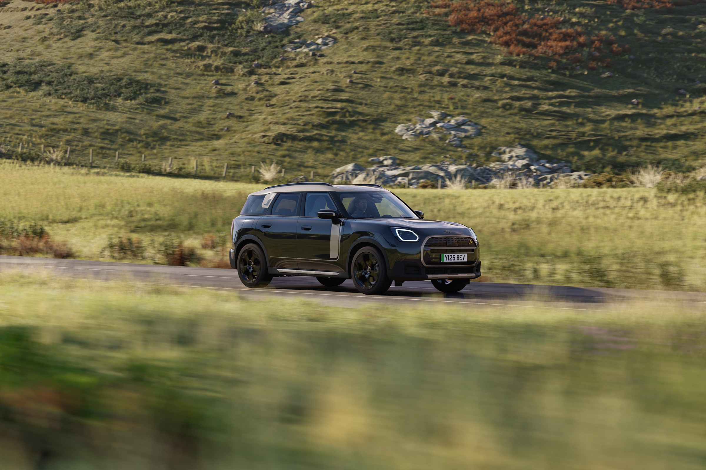 Mini Countryman Elétrico a circular numa estrada aberta, rodeado por paisagem  natural 